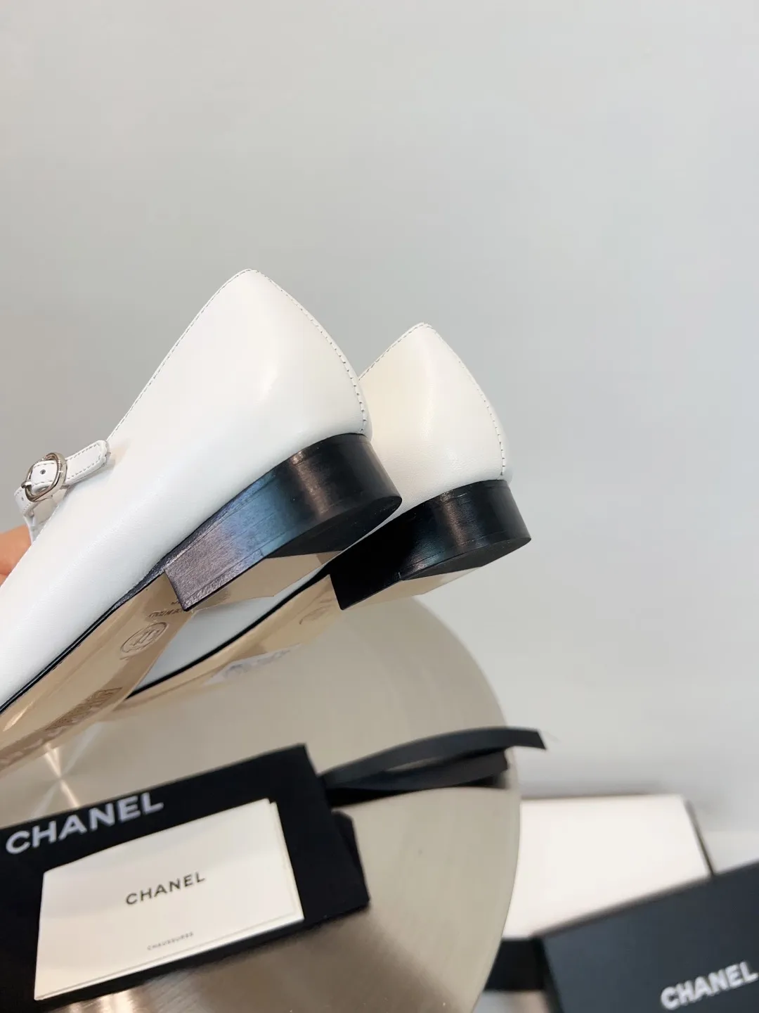 👟👟Ex-factory price 520👟👟 CHANEL Chanel classic three-color T-strap flat ballet shoes, Mary Jane shoes, Grandma Xiang’s consistent elegant ladylike temperament, full of high-end sense! It’s very nice on the feet~Whether it’s worn barefoot or paired with skirts or trousers, it’s very versatile! Incomparably beautiful! It’s so special. I’m very impressed with the details. (The version bought at the counter is developed and made according to the authentic 1:1 version. The details are perfect and more refined and durable. The upper foot is very pedicure-type. The key point is that it is very good and easy to control. ▪Fabric: Original custom-made mixed sheep. ▪Inner lining: imported sheepskin. ▪Outsole: Italian leather outsole. ▪Size: 35-39 (40, 41, 42 are custom-made and cannot be returned)